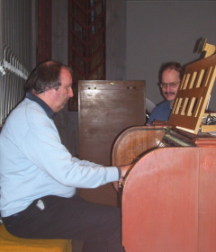 Foto von mir und Herrn Foag bei der Orgel