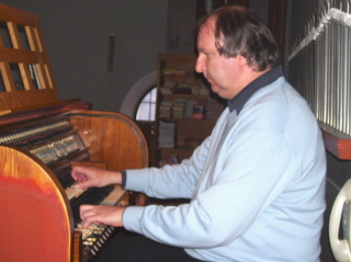 Foto von mir beim Orgelspiel in St. Jakobus in Gersthofen