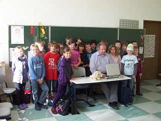 Foto mit den Kindern beim Schulbesuch