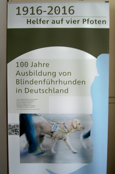Foto des Plakats 100 Jahre Führhundausbildung