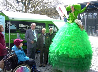 Foto von Frau Wiese beim gr&uuml;nen Beratungsmobil
