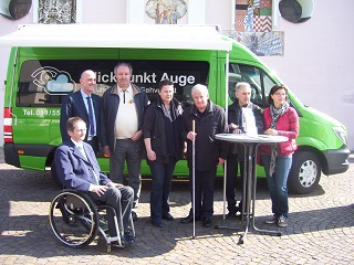 Gruppenbild der Besucher beim BPA-Beratungsmobil