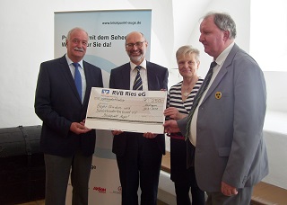 Foto von der Scheck&uuml;bergabe