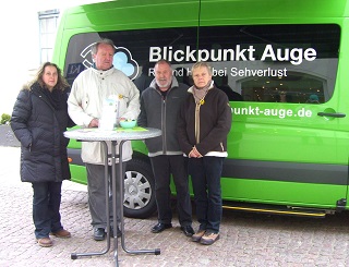 Foto der 4 Berater beim Mobil
