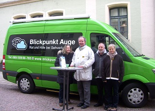Foto der 4 Berater beim Mobil in Donauw&ouml;rth