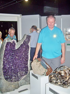 Foto von Alfred vor Versteinerungen im Kristallmuseum