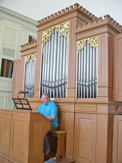 Foto von Alfred beim Orgelspielen im Orgelmuseum