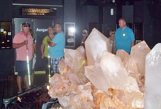 Foto von Teilnehmern unserer Gruppe im Kristallmuseum