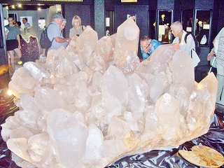 Foto vom gr&ouml;&szlig;ten Bergkristall der Welt im Kristallmuseum