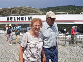 Foto von Teilnehmern vor unserem Schiff der MS Kelheim