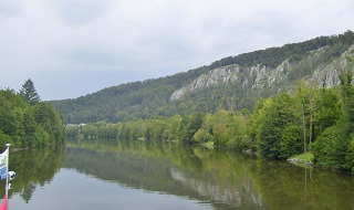 Foto einer Felsenwand entlang der Altm&uuml;hl