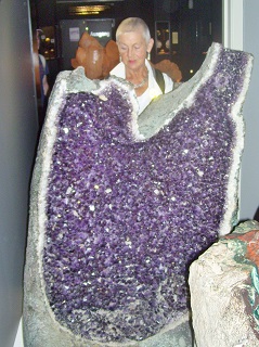 Foto von Maggi vor der Amethystdruse im Kristallmuseum