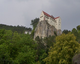 Foto von einem Schloss auf einem Felsen bei Riedenburg vom Schiff aus gesehen