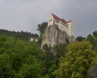 Foto von einem Schloss auf einem Felsen bei Riedenburg vom Schiff aus gesehen