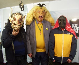 Foto von 3 furchterregenden Maskenträgern