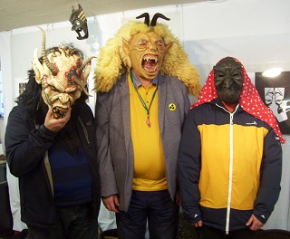 Foto von 3 furchterregenden Maskentr&auml;gern