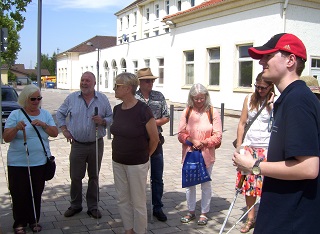 Foto von Promis mit Blindenlangstock