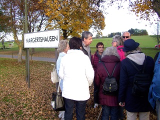 Foto der Teilnehmer am Bahnhof in Margertshausen
