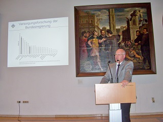 Foto von Prof. Dr. Arthur M&uuml;ller bei seinem Referat