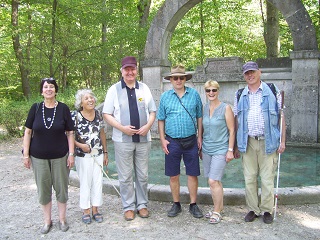 Foto der Wandergruppe vor dem Schaezlerbrunnen