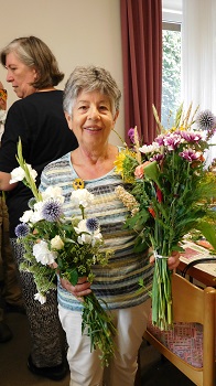Foto von Brigitte mit ihren beiden Str&auml;u&szlig;en