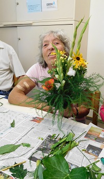 Foto von Frau Loritz mit ihrem fertigen Strau&szlig;