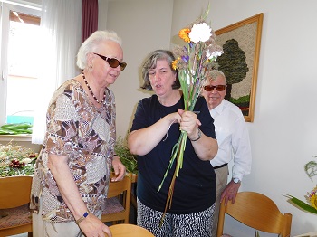 Foto als Gerlinde Frau Ohmayer das Blumenbinden zeigt