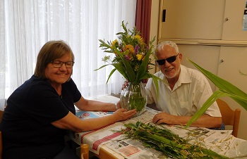 Foto von Margit und Dieter mit ihrem Blumenstrau&szlig;