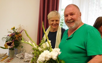 Foto von Petra und Martin beim Blumenbinden