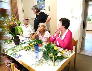 Foto von sch&ouml;nen fertigen Blumenstr&auml;u&szlig;en