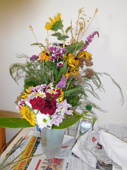 Foto von zwei Blumenstr&auml;u&szlig;en