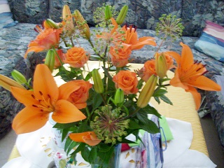 Foto eines tollen Blumenstraußes mit Feuerlilien