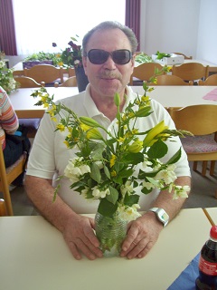 Foto von Hans und seinem Sommerblumenstrauß