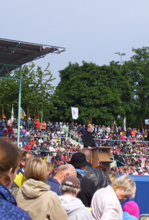 Foto der Lesung beim Abschlussgottesdienst