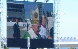 Foto vom Papst �ber die Leinwand