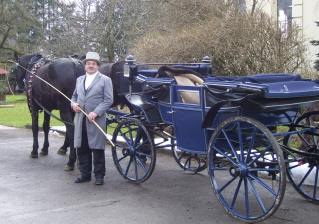 Foto der Kutsche mit Kutscher (mit Frack und Zylinder)