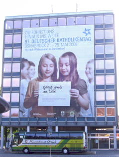 Foto vom Begr&uuml;&szlig;ungsbanner am Hauptbahnhof in Osnabr&uuml;ck