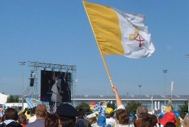 Foto der Papstfahnen zur Begr&uuml;&szlig;ung