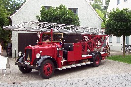Foto einer alten Feuerwehr mit Drehleiter