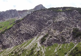 Foto der verschiedenen Gesteinsschichten in den Alpen
