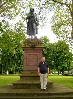 Foto vor dem Schillerdenkmal