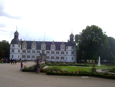 Foto von Schloss Neuhaus in Paderborn vom Park aus gesehen