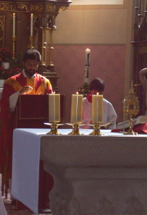 Foto von Pater Johnson Puthuva beim Gottesdienst