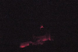 Foto der Burg in rot getaucht