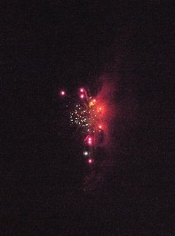 Foto von roten Leuchtkugeln bei einem der Feuerwerke