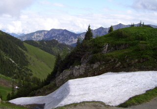 Foto eines Schneefeldes vor dem Rotwandhaus